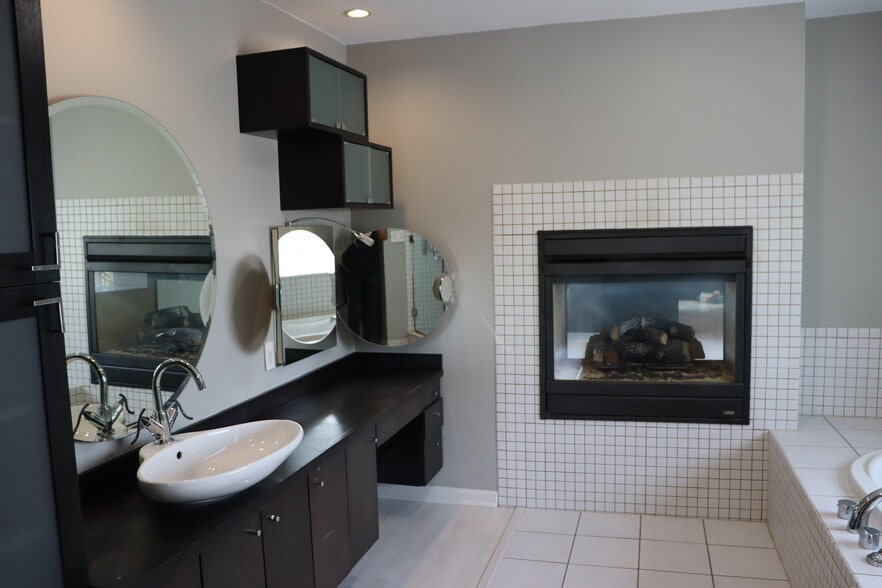 Master Bath - 615 W 9 Mile Rd