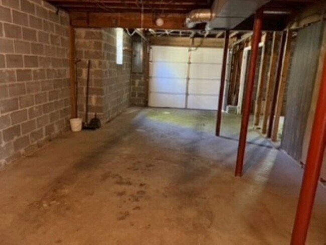 Building Photo - 3 Bedroom, 2 Bath home.