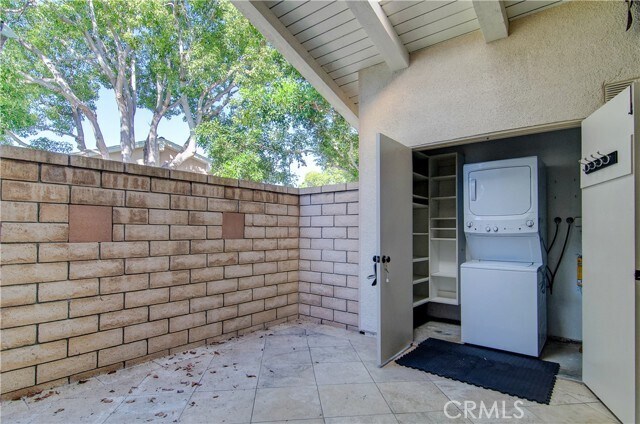 Building Photo - 8566 Fallbrook Cir