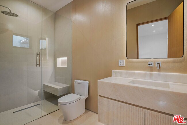 Building Photo - 1130 N Poinsettia Pl