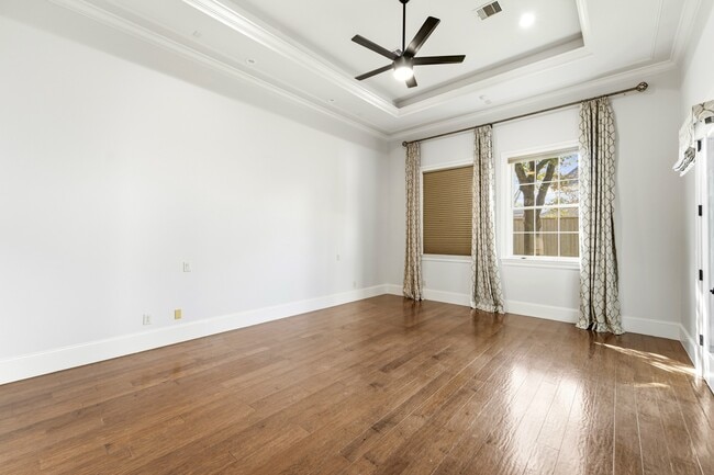 Building Photo - 5637 Overbrook Ln