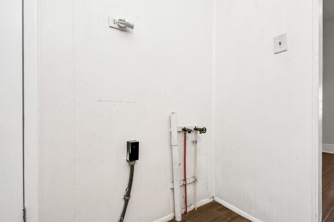 Building Photo - 1213 28th St