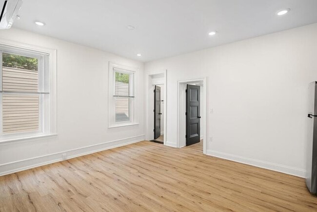 Building Photo - 125 Sumac St