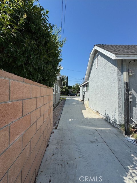 Building Photo - 122 E Brookdale Pl