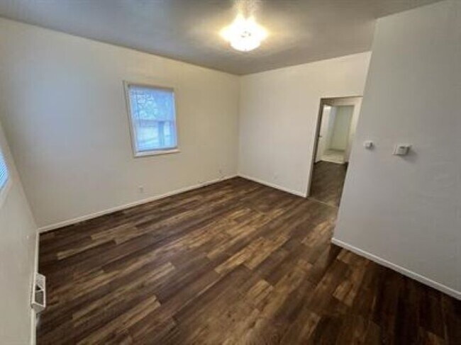 Primary Photo - 1139 Park Ave