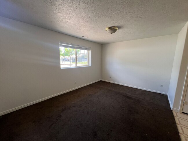 Building Photo - 652 N 2720 E