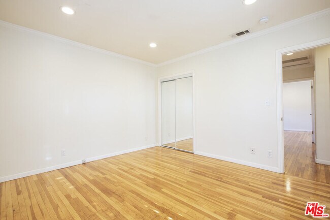 Building Photo - 4216 W Victory Blvd