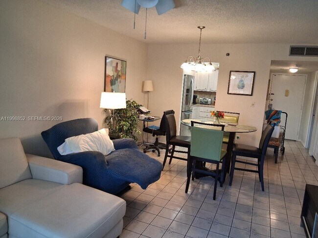 Building Photo - 1100 St Charles Pl