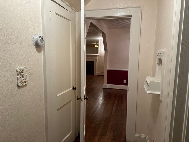Building Photo - 2 Bedroom Downstairs Duplex in Norfolk