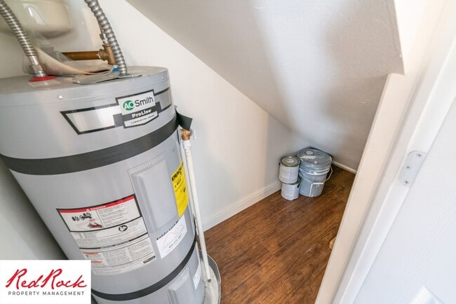 Building Photo - 2 Bedroom Townhome Available