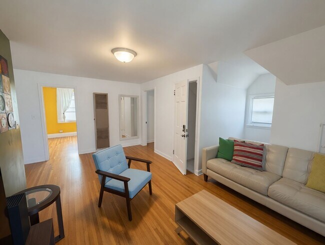 Building Photo - Updated 1 bedroom 1 bath, Upper Level Unit