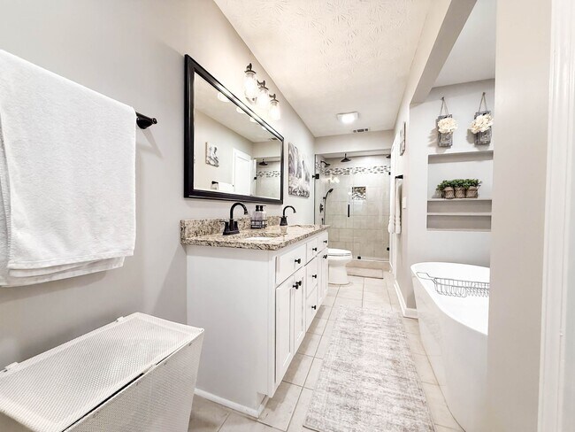 Building Photo - NO APPLICATION FEE FOR 72 HOURS! Spacious Fully-Furnished 5-Bedroom Home | Mid-Term Rental in Gre...