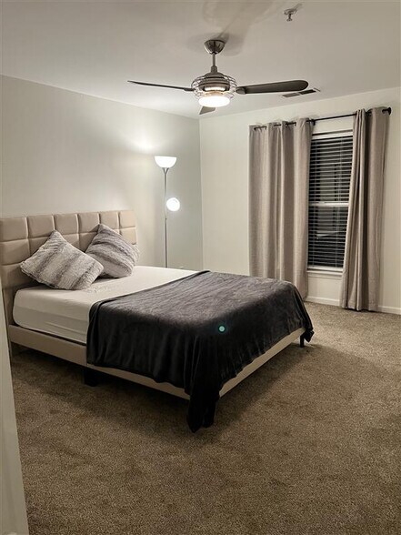 Building Photo - Room in Condo on Donatello Avenue