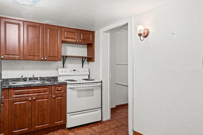 Building Photo - 4985 Gulfstream Rd