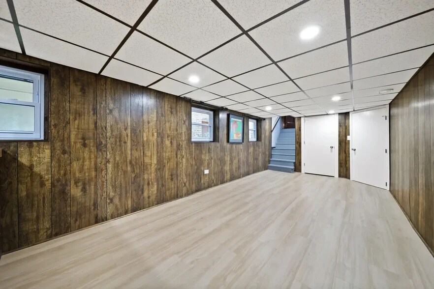 Building Photo - 4825 W George St