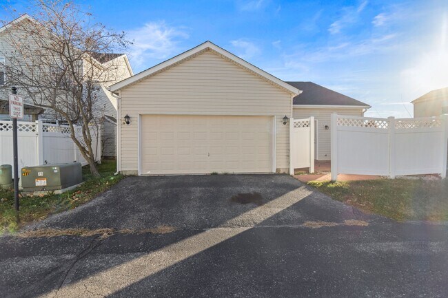 Building Photo - 952 Helston Ave