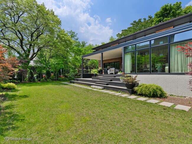 Building Photo - 824 W Castlewood Terrace
