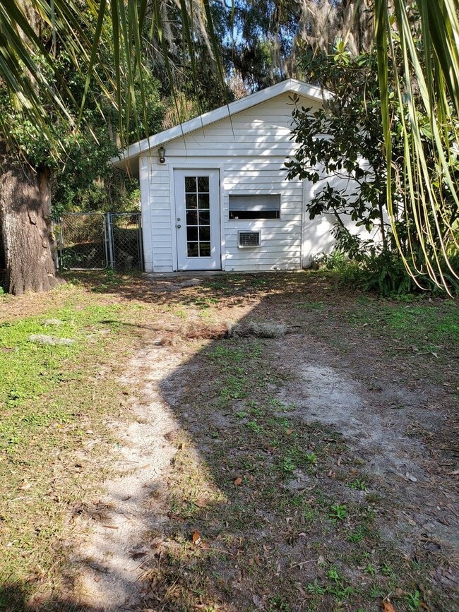 Building Photo - Lovely 2/1 home with beautiful natural wood interior