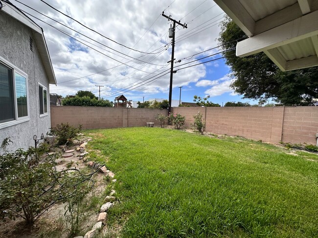 Building Photo - Beautiful 3BR/2BA Home with Large Backyard...