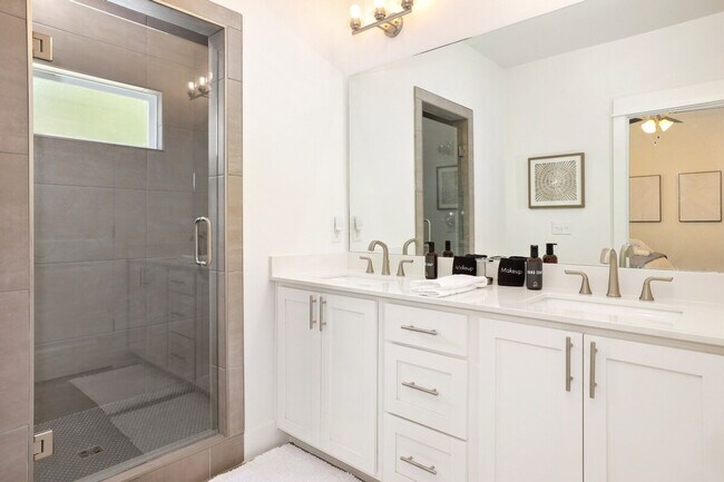 Building Photo - 158 E South St