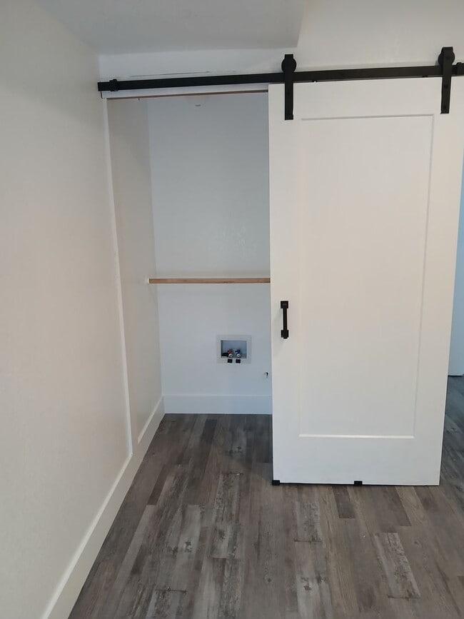 Building Photo - 560