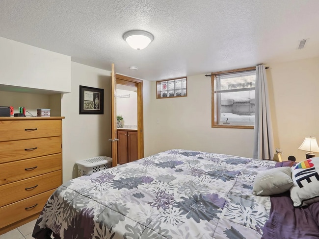 Building Photo - Updated 3 Bed | 1 Bath W/ Private Fenced Y...