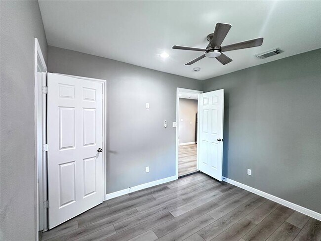 Building Photo - 4519 Oak Shadows Dr