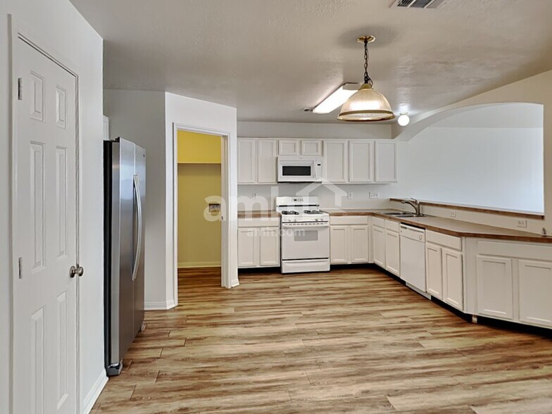 Building Photo - 2518 Halstead Dr