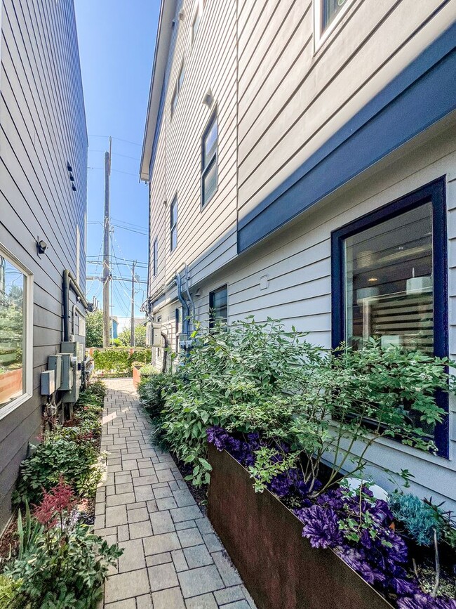 Building Photo - 3bd/2ba Seattle Townhome