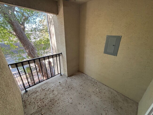 Building Photo - Great Location!