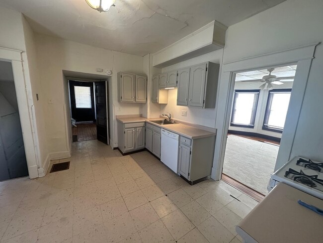 Building Photo - 21 Anderson Ave