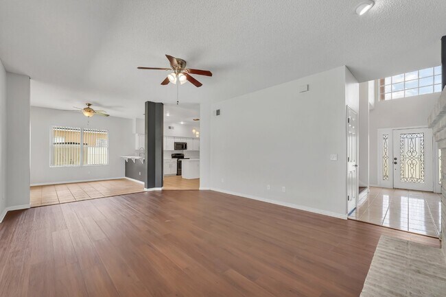 Building Photo - Spacious 6-bedroom, 3-bathroom and pool Tu...