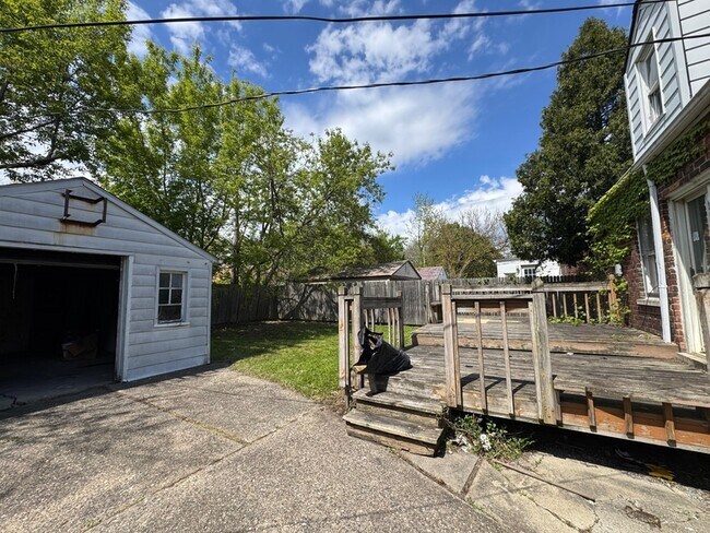 Building Photo - 9927 Beaconsfield St
