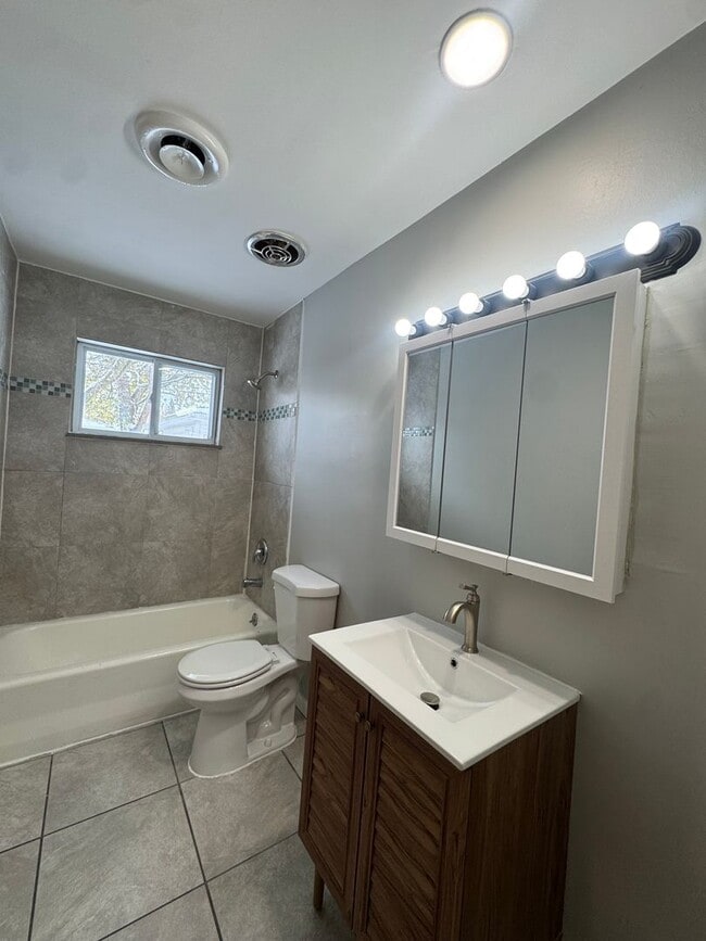 Building Photo - Don’t miss out on this charming three-bedr...