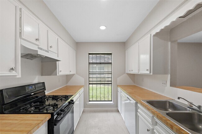 Building Photo - 7111 Pinehook Ln