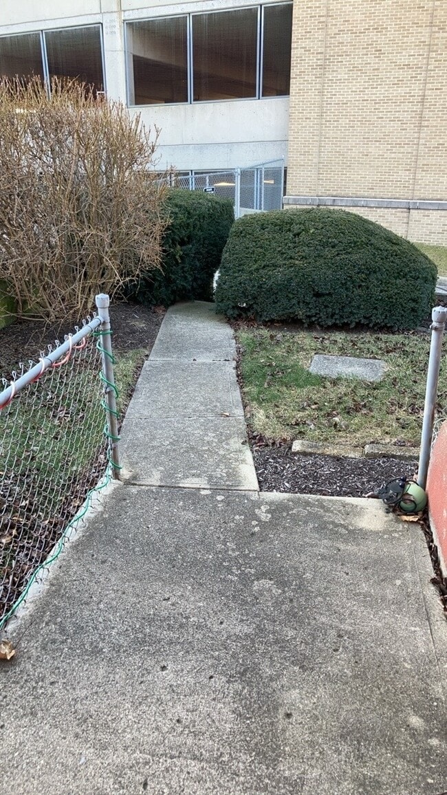 Building Photo - 1076 Sherwood Dr