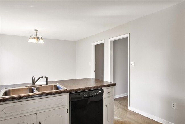 Building Photo - NEWLY RENOVATED 4 BEDROOM HOME IN ASHBROOK