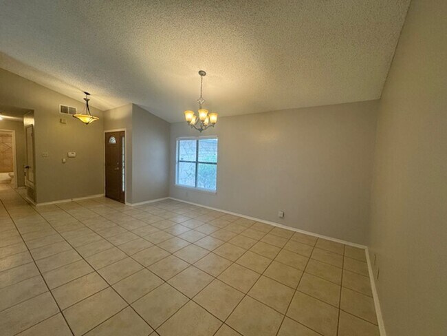 Building Photo - What a Gem! Spacious, Renovated 1-Story Ho...