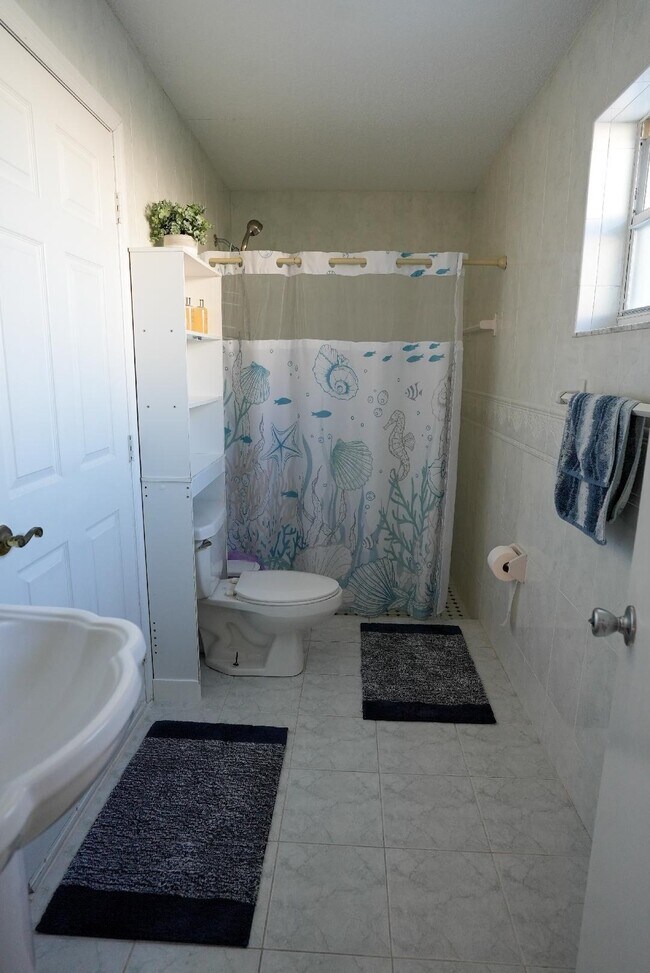 Building Photo - 448 Alemeda Dr