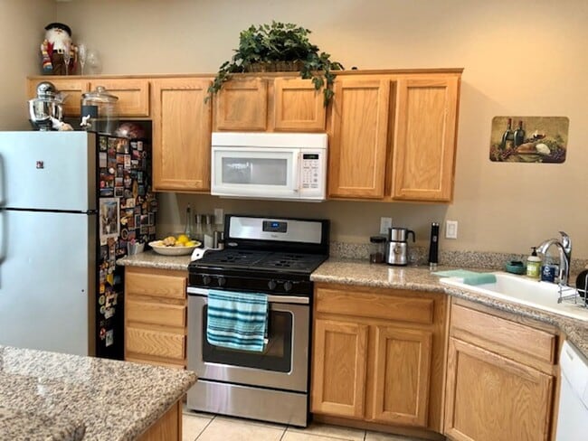 Building Photo - Great Gated Community Near Strip !!!!