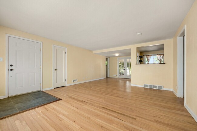 Building Photo - 2140 Robin Dr