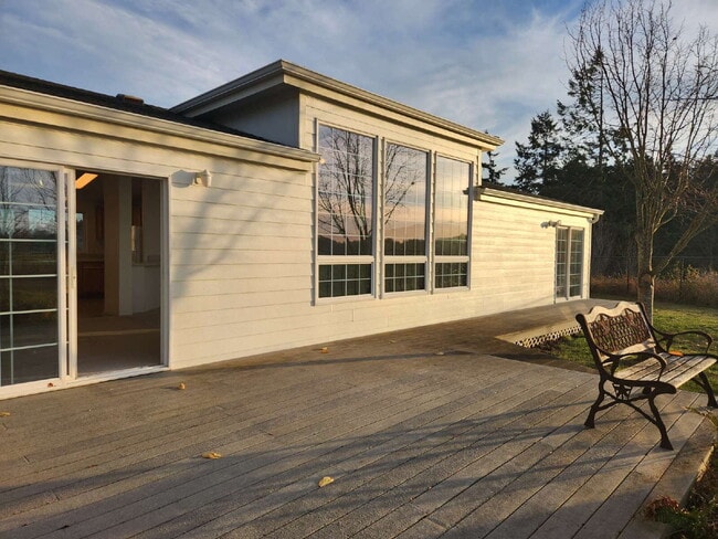 Building Photo - 3 bed 2 bath 2 car garage w/ great views i...