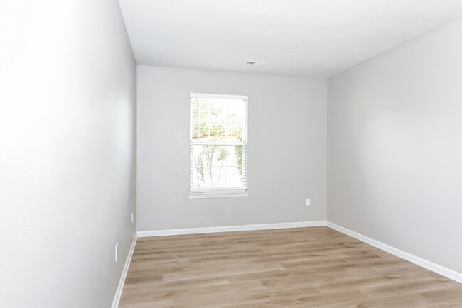 Building Photo - 904 Flying Sun Dr