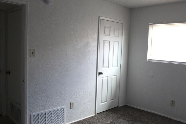 Building Photo - Cute Home for Rent South Bakersfield Cul De Sac