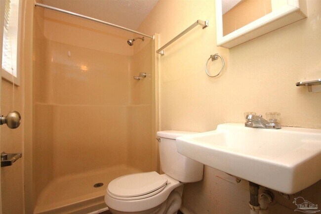 Building Photo - 5 Edgewood Cir