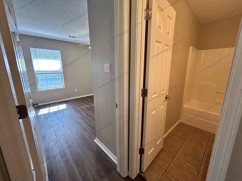 Building Photo - 1475 E Gate Dr