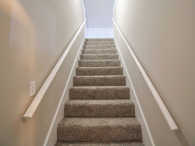 Building Photo - Spacious home!