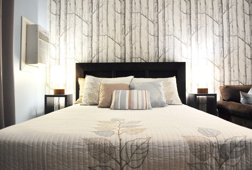 Queen bed - 2175 Sidewinder Dr