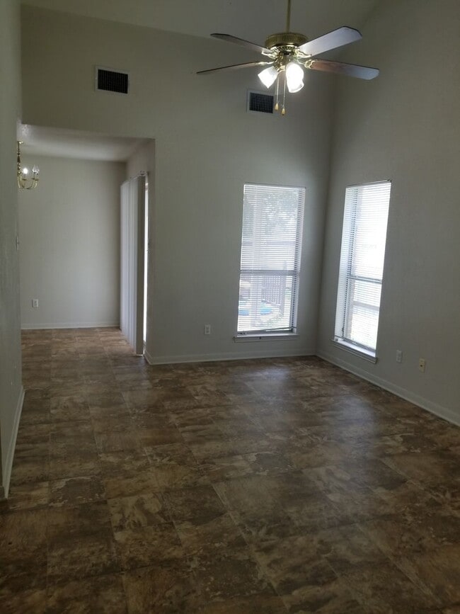 Building Photo - Two Bedrooms Plus Loft