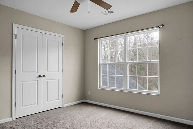 Building Photo - 3 bedrooms, 2.5 bathrooms  2-car garage in...